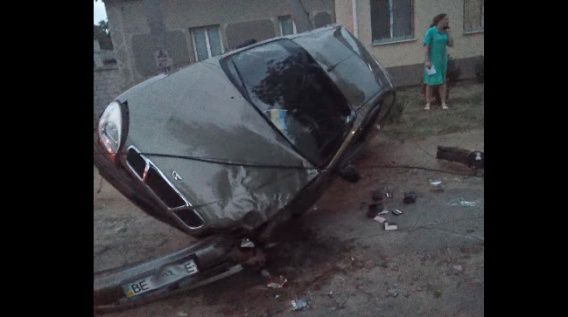 На Николаевщине пьяный водитель проехал на «красный» и врезался в столб (видео)