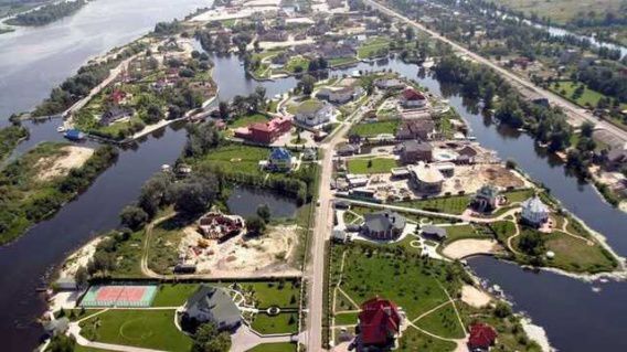 Семья бывшего начальника СБУ в Николаевской области, съезжая с госдачи в Конче-Заспе, разгромила дом