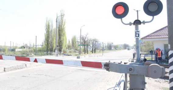 На две недели на железнодорожном переезде по Херсонскому шоссе ограничат движение автотранспорта