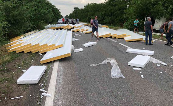 На Одесской трассе опять пробка из-за аварии грузовика и Mercedes-Benz