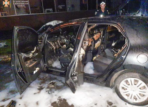 «Тойоту», горевшую ночью на Пограничной, тушили три пожарных расчета