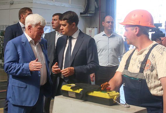 Глава Верховной Рады Разумков отправился на николаевскую верфь «НИБУЛОНА» (фото)