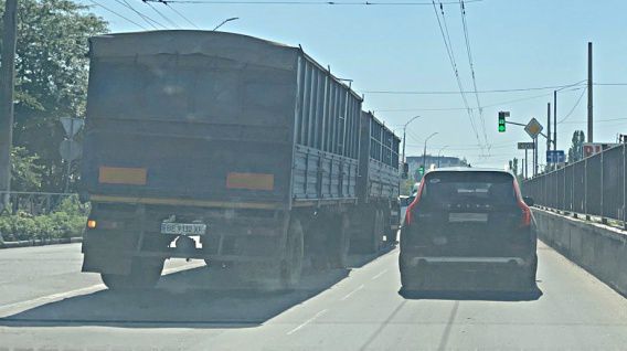 Фуры заезжают в Николаев по отремонтированной дороге вопреки температурному режиму и запрету властей