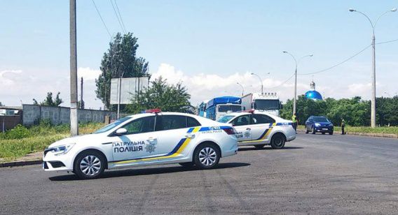 В Николаев начали запускать фуры: по три машины каждые 15 минут