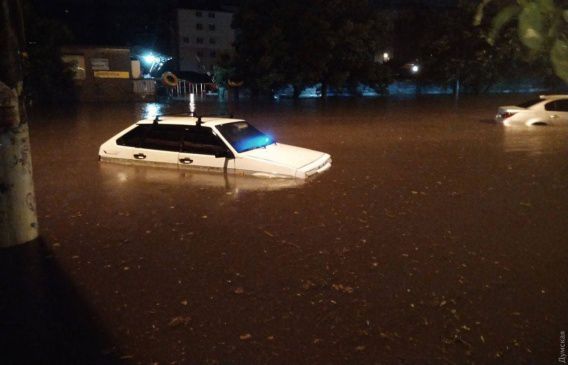 Одессу затопило. Нет света, не приземляются самолеты, повалены деревья