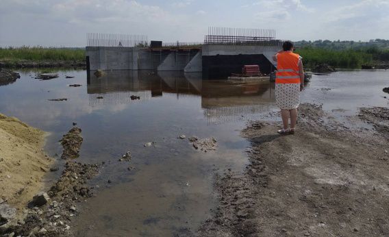 Из-за порыва на дамбе частных ставков затопило стройплощадку Троицкого моста (видео)