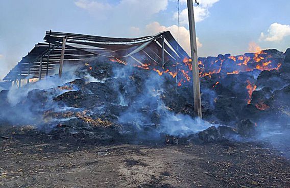 Грандиозный пожар в фермерском хозяйстве в Кривоозерском районе: горит 400 тонн грубых кормов