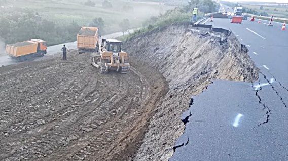 Кусок трассы Киев - Одесса "съехал" из-за дождей (фото, видео)