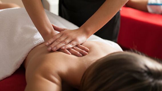 Массажистка случайно свернула шею клиентке. Женщина умерла в больнице