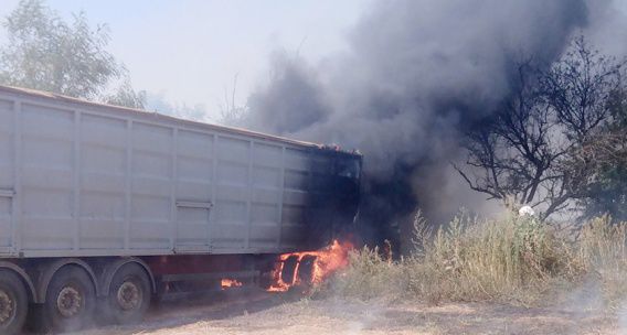 На Николаевщине загорелась фура, которая забирала урожай с поля