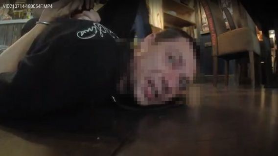 Посетителя николаевского кафе, который шиканул и отказался оплатить заказ, приводила в чувство полиция охраны