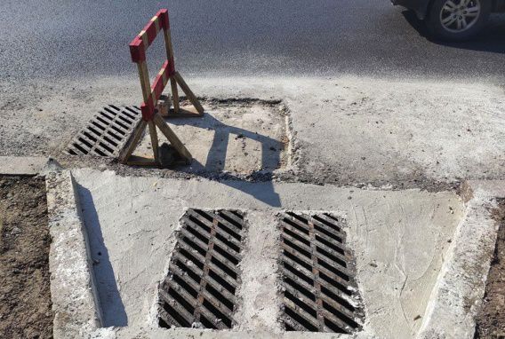 Большегрузы уже раздавили несколько новых ливневок в Варваровке