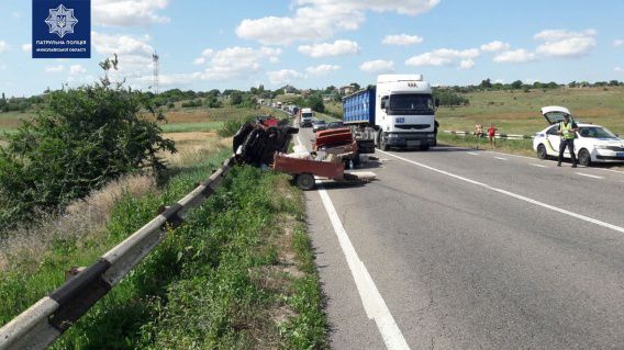 Днем на одесской трассе под Николаевом разбились две легковушки