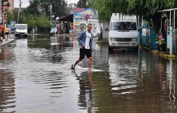 Курорт Коблево затоплен четвертый день. Возникла проблема: куда девать столько воды (фото)