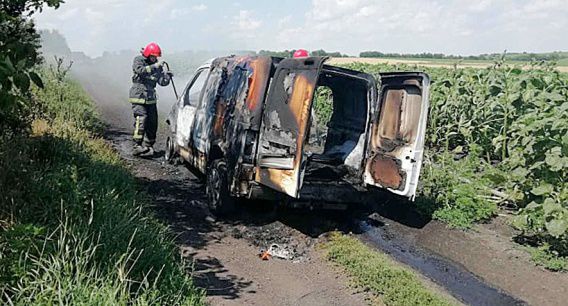 На Николаевщине из-за короткого замыкания в пути загорелся Ford Connect