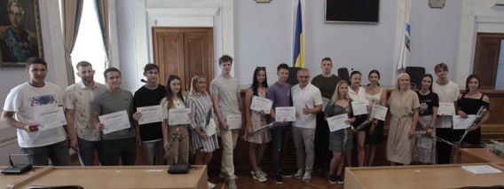 В Николаевской мэрии поощрили перспективных спортсменов