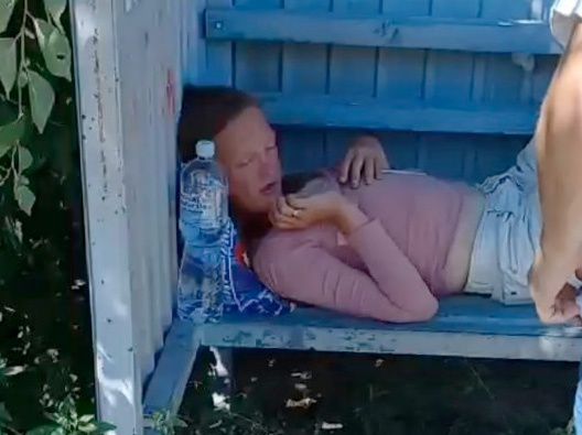 Женщину, которая неделю жила на остановке в Варваровке, забрали в реабилитационный центр
