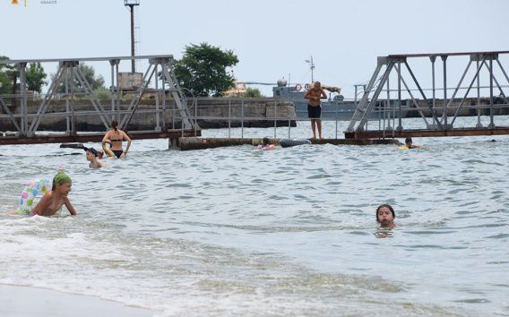 В Очакове мужчина сломал шею, нырнув в море с пирса