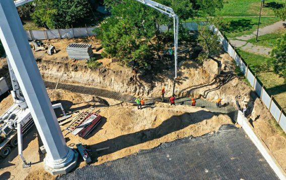 За четыре дня до праздника ударными темпами оформляют территорию у флагштока в сквере Юных героев