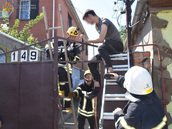 Металлическая стрела проткнула руку незадачливому николаевцу