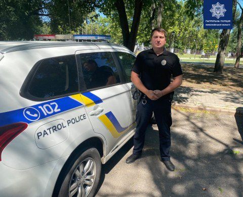 На улице в Николаеве упавшего инсультника спас полицейский