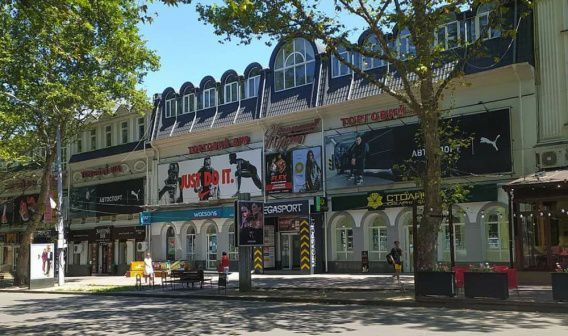 И чтоб никакой рекламы! Власти требуют от владельцев зданий на Соборной привести в порядок фасады