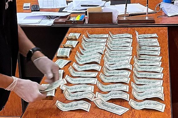 Начальнику райотдела полиции в Николаевской области принесли 5000 долларов взятки