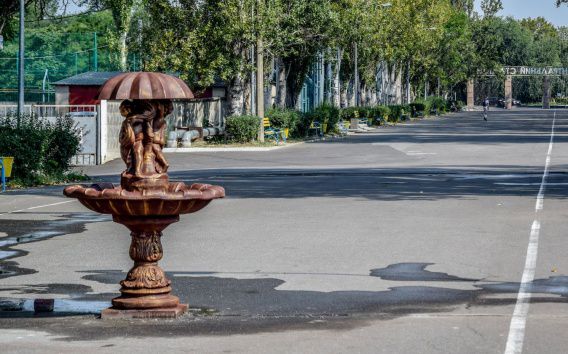 Демонтируют фонтанчик на Центральном стадионе, который категорически не понравился николаевцам
