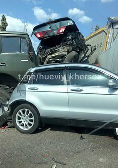 Армейский КамАЗ на трассе Николаев-Херсон превратил легковые авто в лепешки