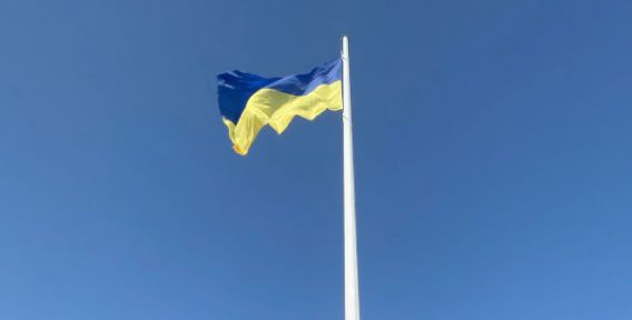 В Николаеве подняли большой флаг Украины (видео)