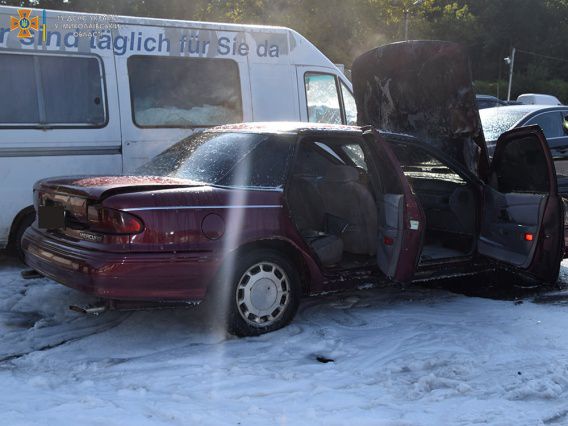 Пожар на платной стоянке на Намыве: от горящего «американца» спасали припаркованные рядом машины