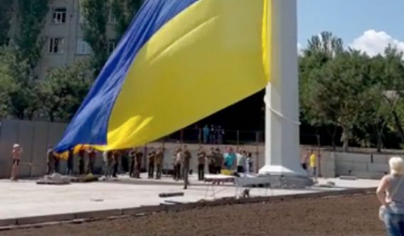 В Николаеве провели технический подъем большого флага на флагштоке 72 метра