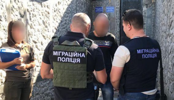 Россиянина, отсидевшего срок в Арбузинской колонии за растление малолетних, выдворяют из Украины