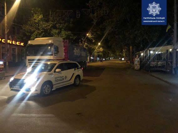 Ночью на пешеходную улицу Соборную в Николаеве заехала фура