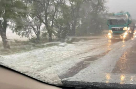 С утра на дороги в пригороде Николаеве сыпал град и снег