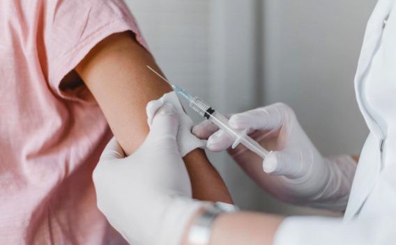 В Николаеве начали прививать детей от ковида: колют Pfizer