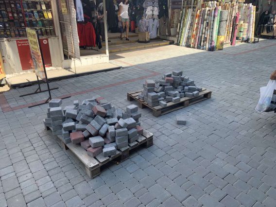 В Николаеве на Центральном рынке на главной аллее укладывают тротуарную плитку