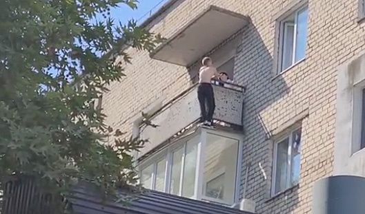 Из-за девушки николаевец чуть не прыгнул с балкона пятого этажа
