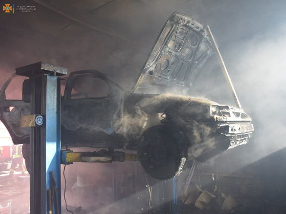 В Ракетной Роще в небольшой автомастерской сгорела машина