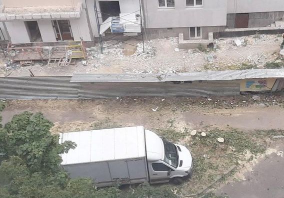 Возле стройки на 1-й Слободской без разрешения спилили деревья и выкорчевали кусты: экологи подсчитали ущерб