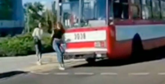 В Николаеве троллейбус, поехавший на «красный», сбил девушку на «зебре» (видео)