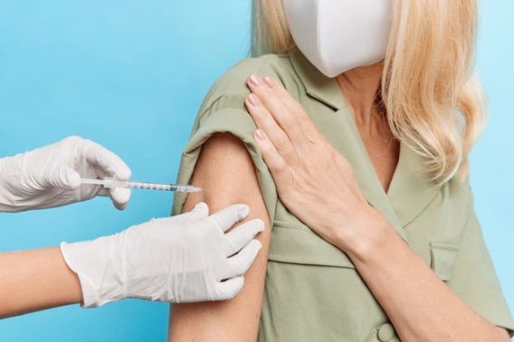 В Николаеве привиты от ковида 80 процентов работников учреждений образования