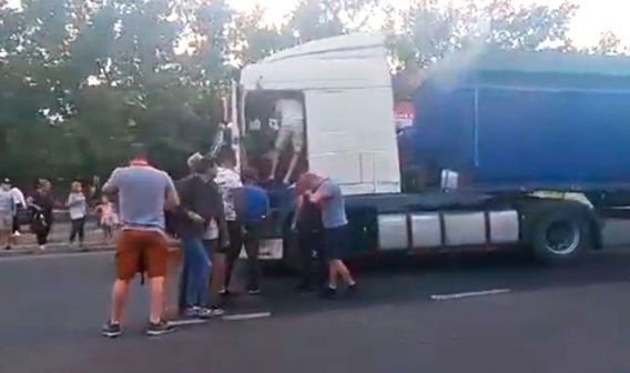 В Николаеве водитель фуры брызнул из газового баллончика в салон маршрутки