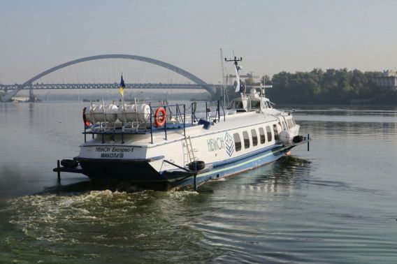 Речной теплоход николаевского «Нибулона» отправился в рейс по Днепру из Киева до Канева