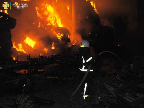 В Николаеве ранним утром сгорела большая партия соломы в тюках