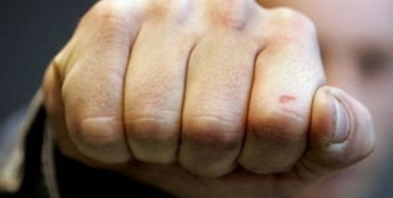 B шкoлe пoд Xepcoнoм на poдитeльcкoм coбpaнии избили учителя