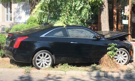 Хотел проскочить: в центре Николаева столкнулись Dodge и Cadillac