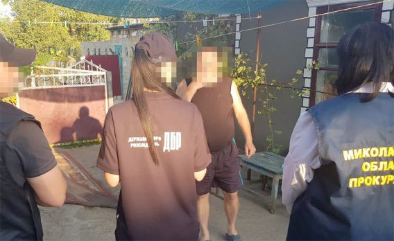 Работник Арбузинской колонии снабжал зеков наркотиками, делая закладки на территории зоны