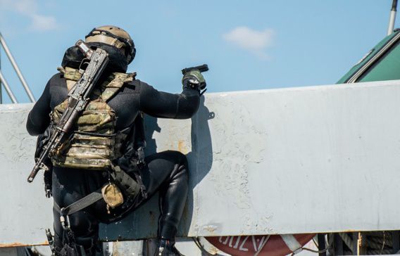 Круче, чем в боевиках: бойцы 73-го центра спецсназа отрабатывали атаки из-под воды