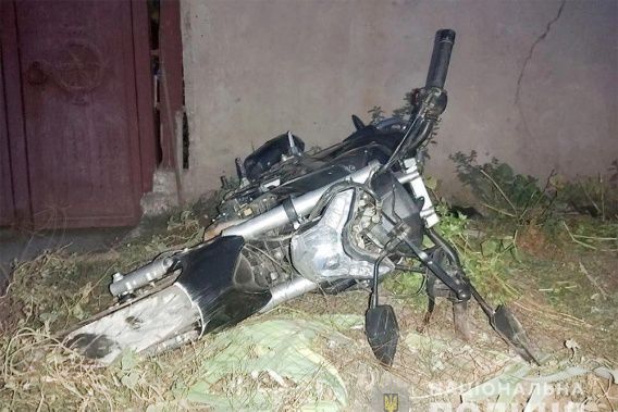 Ночью под Веселиново мотоциклист въехал в стену частного дома